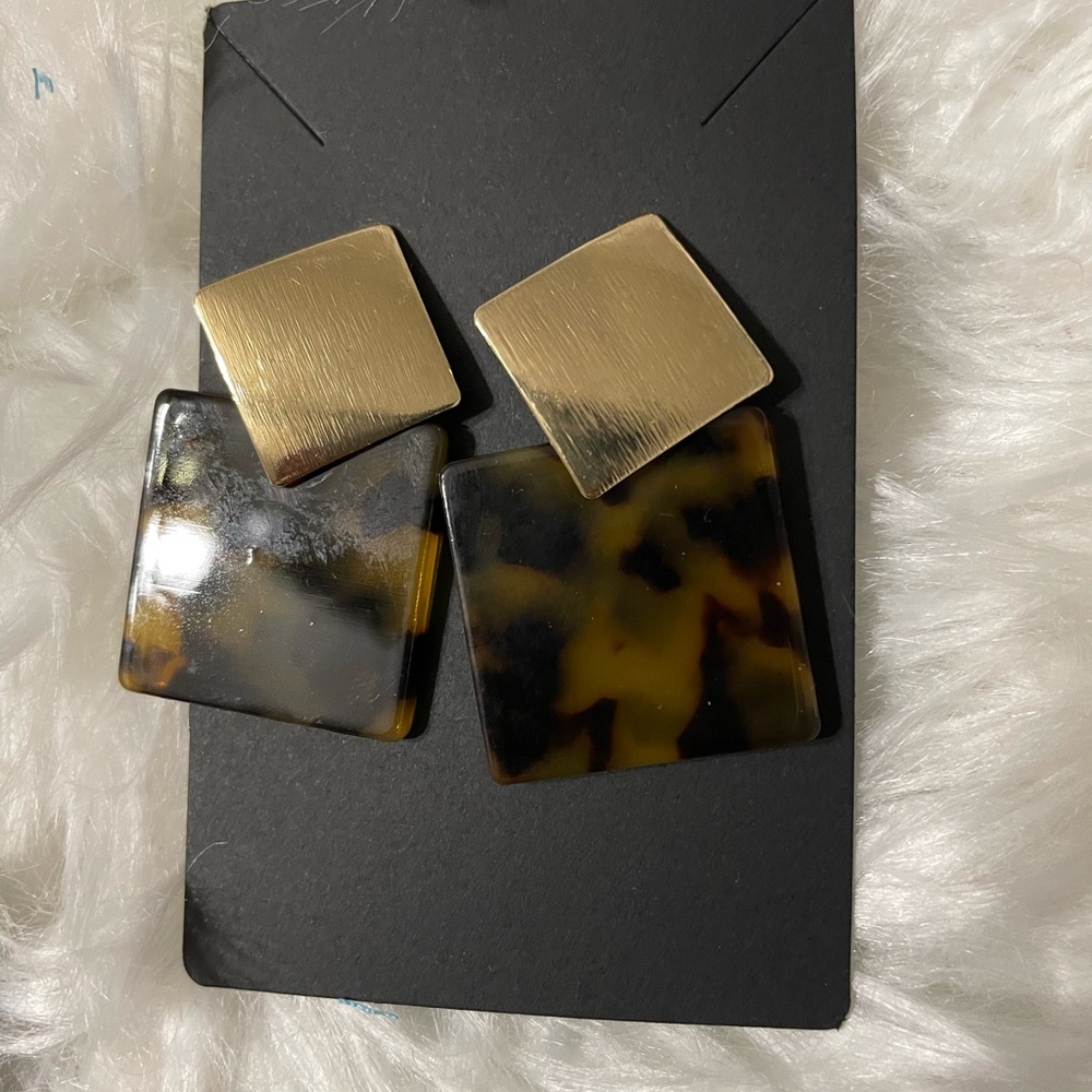 Tortoise Shell Drop Earrings - Picture 3 of 3